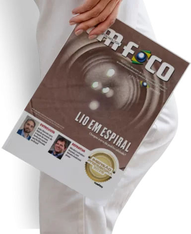 of 213 segurando revista